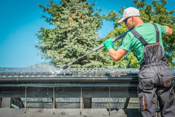 Professional Woodinville gutter cleaners in WA near 98072